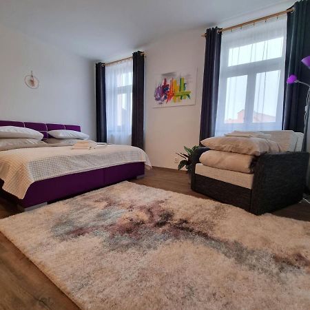 Hradec Králové Velke Studio Na Velkem Namesti S Vybavenou Kuchyni מראה חיצוני תמונה