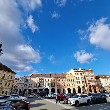 Hradec Králové Velke Studio Na Velkem Namesti S Vybavenou Kuchyni מראה חיצוני תמונה