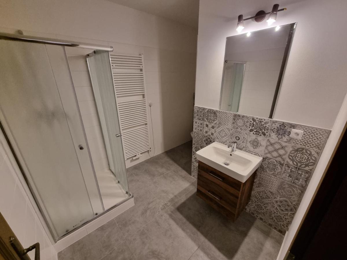 Hradec Králové Velke Studio Na Velkem Namesti S Vybavenou Kuchyni מראה חיצוני תמונה