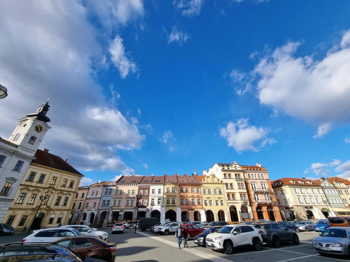 Hradec Králové Velke Studio Na Velkem Namesti S Vybavenou Kuchyni מראה חיצוני תמונה