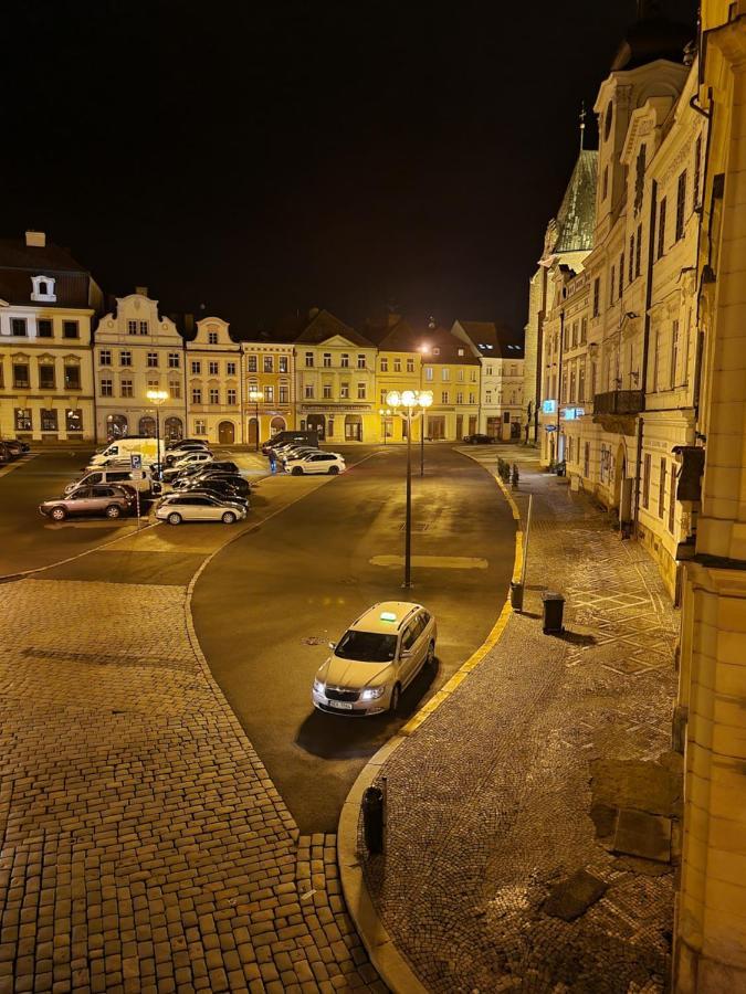 Hradec Králové Velke Studio Na Velkem Namesti S Vybavenou Kuchyni מראה חיצוני תמונה