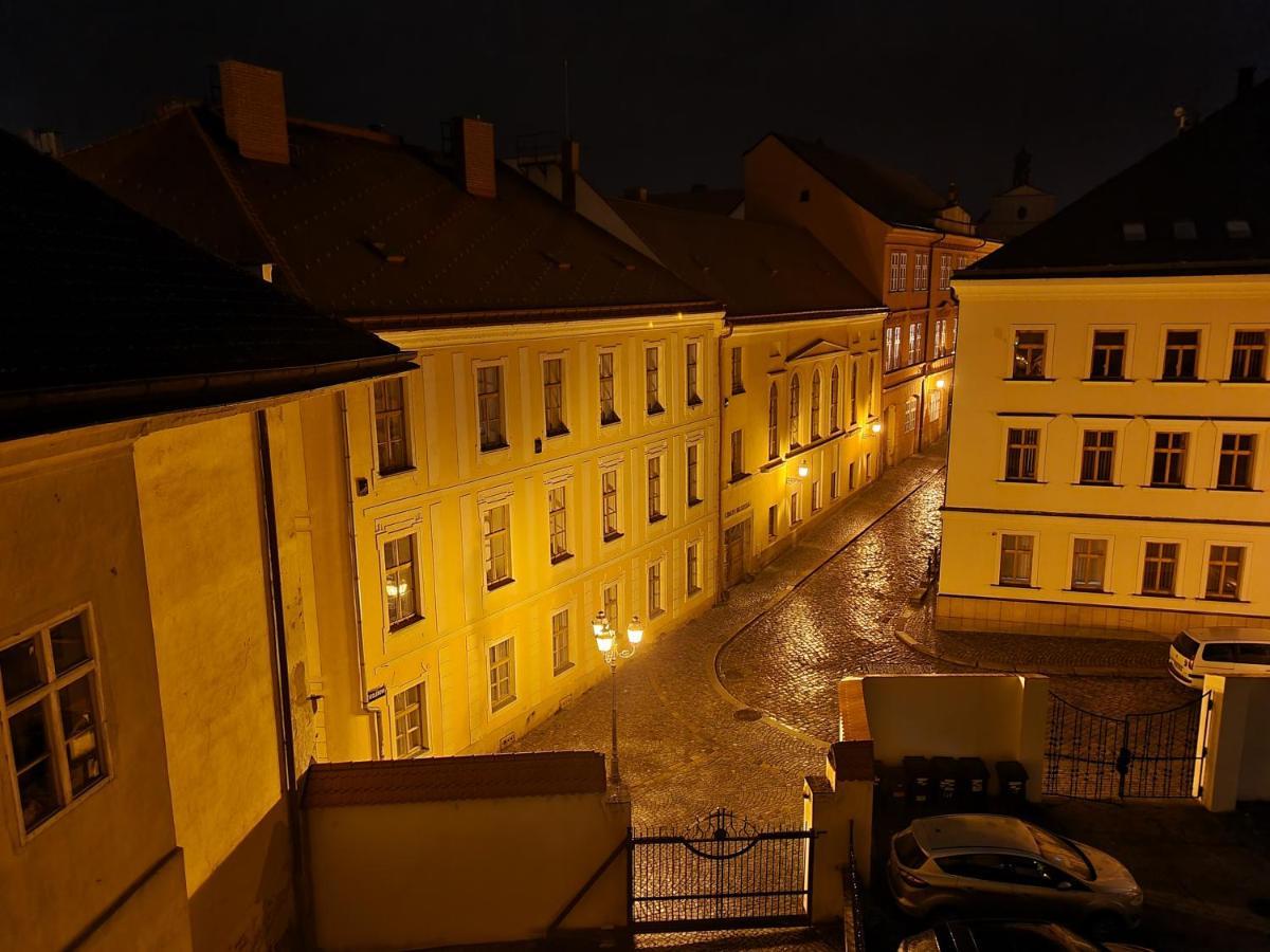 Hradec Králové Velke Studio Na Velkem Namesti S Vybavenou Kuchyni מראה חיצוני תמונה